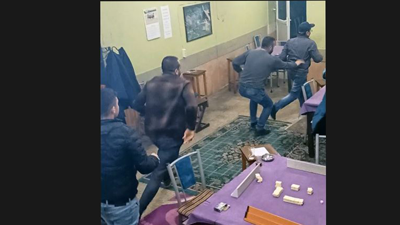 Adana’daki baskından güldüren görüntüler. Polisi görünce kaçacak delik aradılar