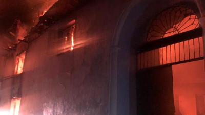 Tarihi sokak aynı kaderi yaşadı. Ahşap ev alev alev yandı