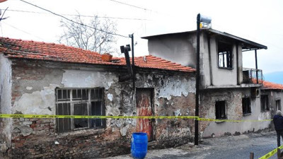 Manisa'da yangın. 5 ev ve 2 otomobil küle döndü