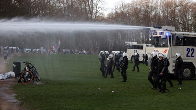 Şaka yapalım derken işleri berbat ettiler. Müzik festivali dediler binlerce insan toplandı polis müdahale etti