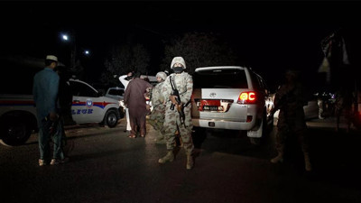 Türbeler kapatıldı: Halkla polisle çatıştı