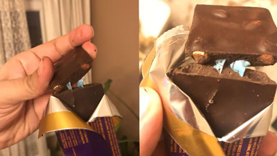 Çikolatanın içinden plastik çıktı. Büyük skandal. Az daha yiyip yutacaktık
