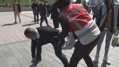 Seyyar satıcılar kavga etti, gazetecilere saldırdılar