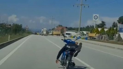 Fethiye'de yatarak tek elle motosiklet kullandı. Hem çevresini hem kendisini böyle ateşe attı