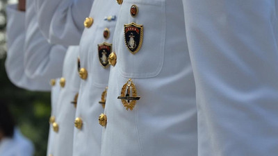 TSK'ya sözleşmeli asker olarak girdi. Ne Deniz Harp Okulu'na ne Harp Akademisi'ne gitti. Kararname ile amiral oldu