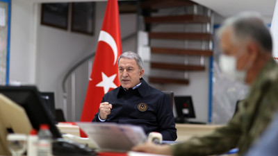 Hulusi Akar ve komutanlar sınır hattında