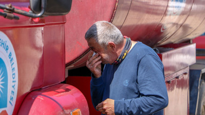 Ekmek teknesinin yanışını gözyaşlarıyla izledi