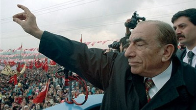 Alparslan Türkeş vefatının 24. yılında anılıyor. Hepiniz birer Türk Bayrağı'sınız. Bayrağı lekelemeyin, kirletmeyin yere düşürmeyin