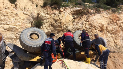 İş makinesinin altında kaldı canından oldu