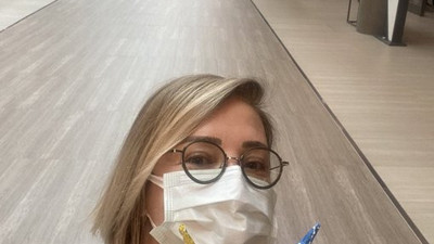 Binlerce gazeteci basın yasasından çalıştırılmazken tiyatrocu Berna Laçin nasıl basın kartı aldı. Medyanın sicil amiri Eray Erollu açıkladı