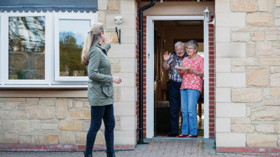 İngiltere'de 70 yaş üstü korona vaka sayılarında büyük değişim. Aylar sonra aşıyla başardılar