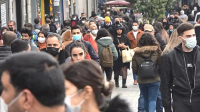 İstiklal Caddesi'nde ürküten kalabalık. Kalabalığı yağmur da durduramadı