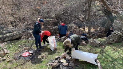 Yürüyüş yolundan 10 torba çöp topladılar