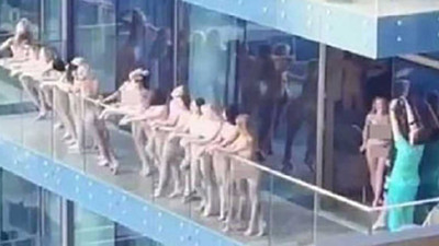 Balkona çırılçıplak çıkmışlardı. Komşu gökdelenden görüntülenen modeller gözaltına alındı