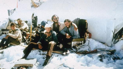 Arkadaşlarının cesetlerini sırtlarından başlayarak yediler. Bulunduklarında saç sakal birbirine karışmıştı