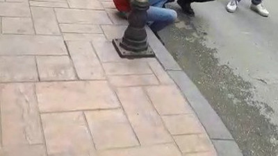 Kavgada fırlatılan kasap bıçağı ok gibi saplandı. Bu halde ambulans bekledi