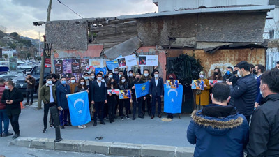 İYİ Partililer İstanbul'daki Çin Başkonsolosluğu'na siyah çelenk bıraktı