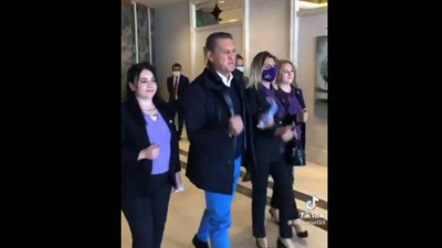 Mustafa Sarıgül'ün kadınlarla yürüdüğü video olay oldu. Görüntünün başındaki fısıl fısıl sesi bombayı patlattı