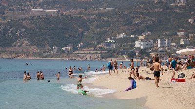 Alanya'da plajlar tıka basa