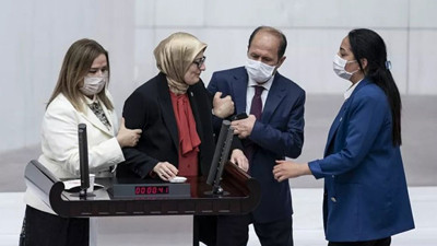 AKP'li vekil meclis kürsüsünde fenalaştı