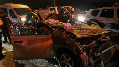 İzmir'de otomobil TIR'aa çarptı: 1 ölü