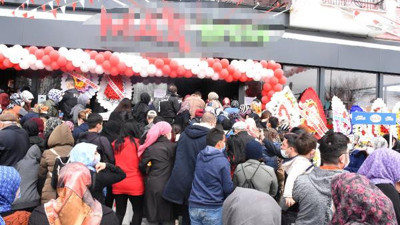 Yoksulluğun fotoğrafı. Market “ucuzluk var” dedi ölüm hiçe sayıldı. Vatandaş bu durumda