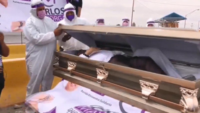 Tabuttan çıkıp oy istedi