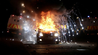 Kuzey İrlanda'da tansiyon yükseliyor. Otomobiller ateşe verildi