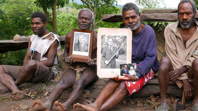 Prens Philip'in tanrı olduğuna inanıyorlar. 50 yıldır tapıyorlar
