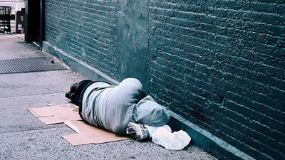 Evsizleri zehirledi bir de utanmadan filme aldı. İnsanlığın bittiği yer