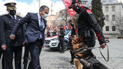 İstanbul Valisi Ali Yerlikaya’ya K-9 polis köpeği saldırdı. Kameralar anbean kaydetti