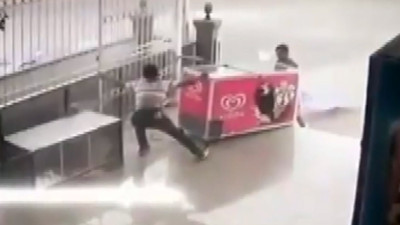 Firar eden dondurma dolabını yakalayan marketçi konuştu