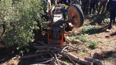 Traktör devrilince altında kalarak can verdi