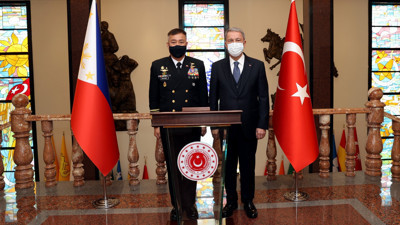 Bakan Akar, Filipinler Deniz Kuvvetleri Komutanı ile görüştü