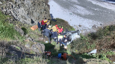 Virajı alamadı otomobiliyle uçuruma yuvarlandı