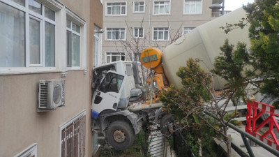Beton mikseri binaya girdi