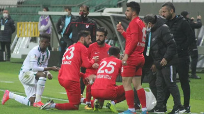 Futbolcular maçın 10. dakikasında sahada oruç açtı