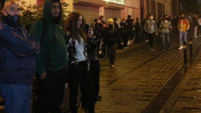 Otellerdeki turistler sokağa döküldü. Taksim'de sıcak saatler