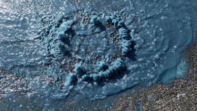 Rögar kapağından fışkırdı cadde maviye boyandı. Vatandaş korkuya kapıldı