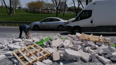 Viraja hızlı girdi. Yol tuğlayla kaplandı. Trafik Arap saçına döndü