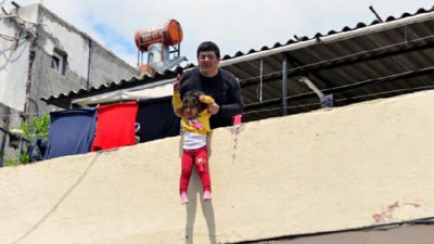 Büyü bozulacak diyerek kızını damdan sarkıttı. Böyle baba olmaz olsun