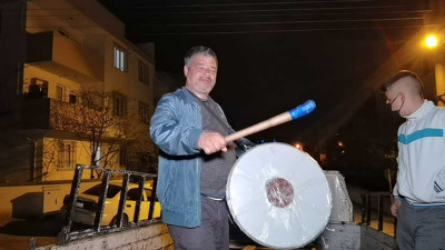 Korona Ramazan manilerine de yansıdı. Mahalleyi kamyon kasasında dolaşıyor