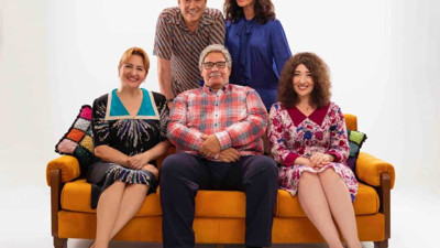 Ünlü futbolcunun eşi Seksenler kadrosuna katıldı. İlk oyunculuk deneyimi olacak