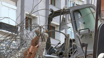 Yıkım sırasında beton blok devrildi: Bir işçi ağır yaralandı