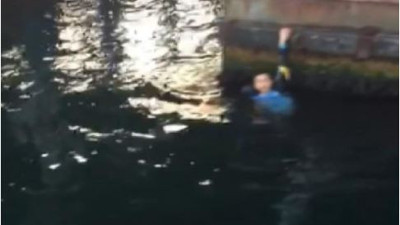 Haliç'e atlayan genci yolcu teknesi kaptanı kurtardı ı