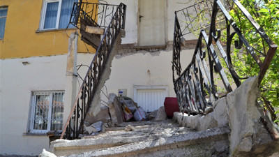 Yaşlı kadının balkonu ve merdiveni çökünce imdadına itfaiye yetişti