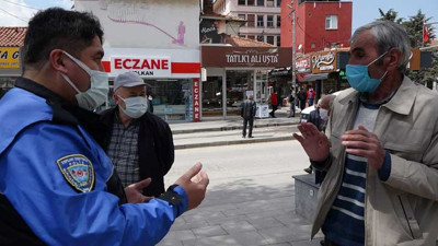 Parkta oturan adam polise böyle dert yandı