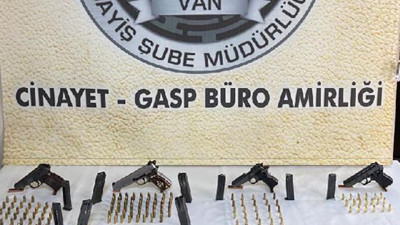 4 kişinin yaralandığı aile kavgasının firari şüphelileri silahlarla yakalandı