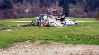 Yedigöller yolundaki 3 kaçak işletme yıkıldı