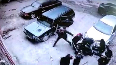 Film sahnelerini aratmayan kavga kameralara yansıdı